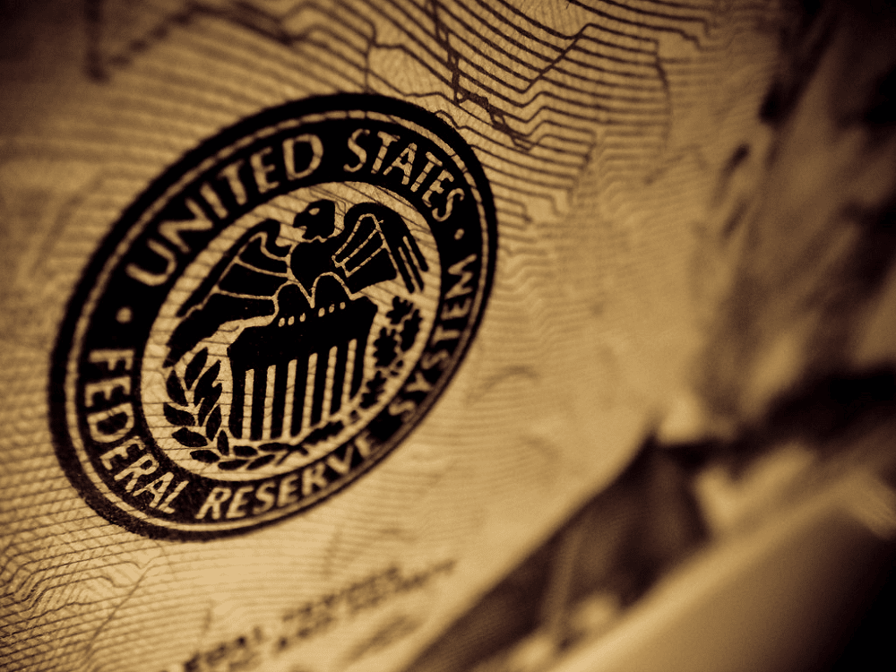Как повлияет ставка ФРС на Биткоин? Заглавный коллаж новости.