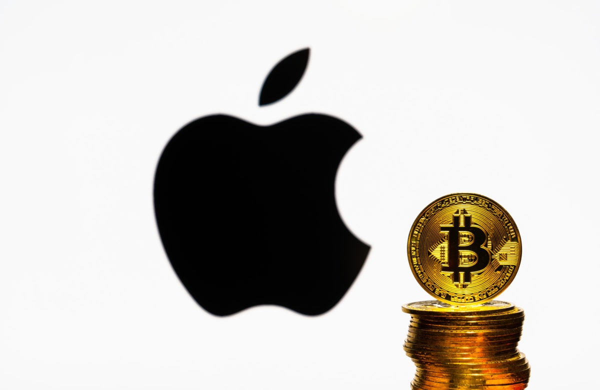 Bitcoin меньше Apple в 11 раз. Заглавный коллаж новости.