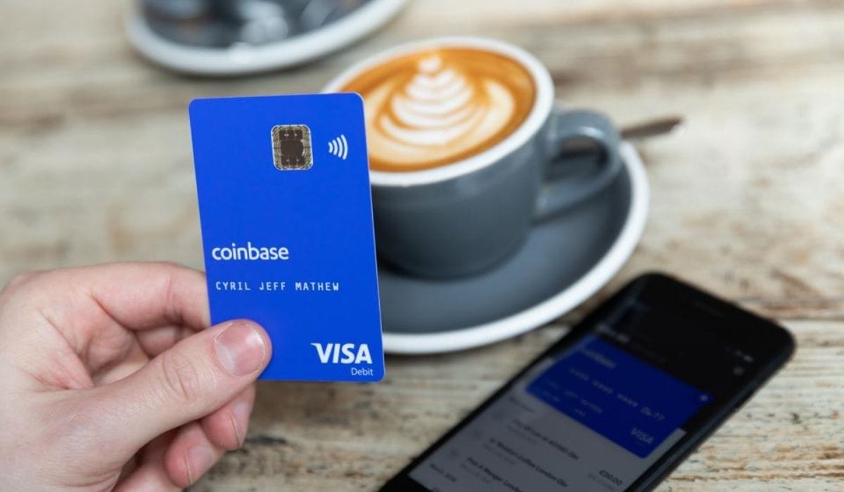 Coinbase запустила дебетовую карту Coinbase Card в США. Заглавный коллаж новости.