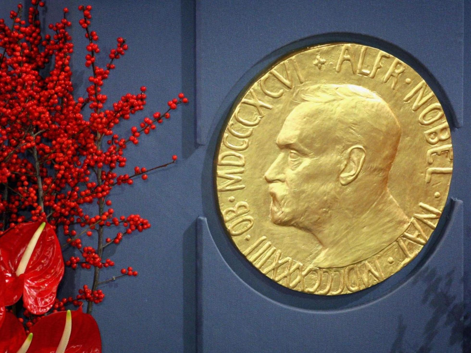 Сатоши Накамото был номинирован на Нобелевскую премию по экономике. Заглавный коллаж новости.