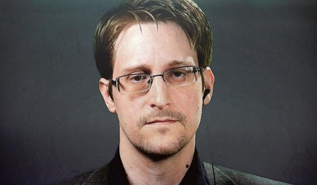 Сноуден снова оказался прав говоря о биткоине. Заглавный коллаж новости.