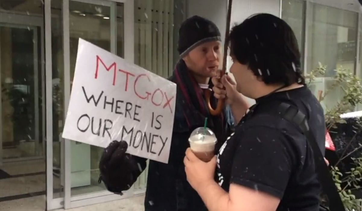 Пользователи Mt. Gox готовятся получить обратно $2,6 млрд в BTC. Заглавный коллаж новости.