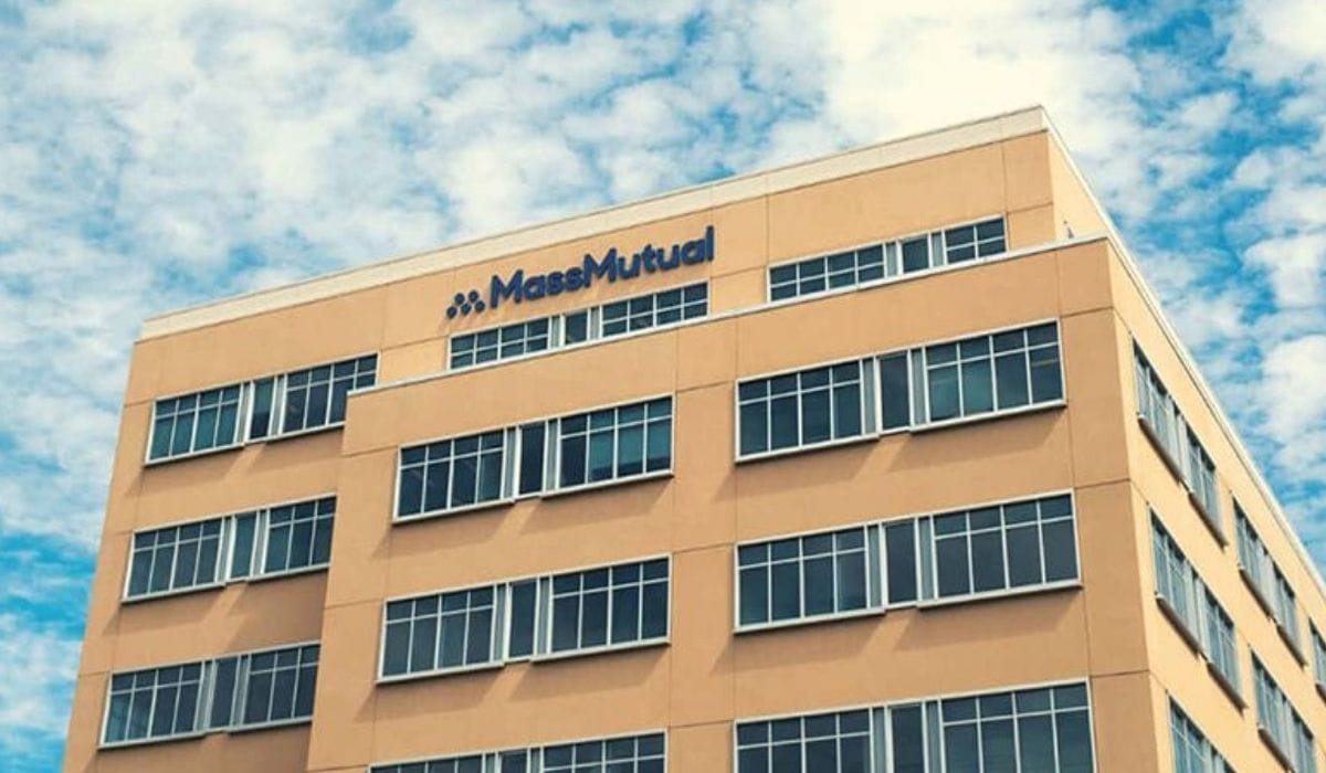 Компания MassMutual с $235 млрд активов купила биткоины на $100 млн! Заглавный коллаж новости.