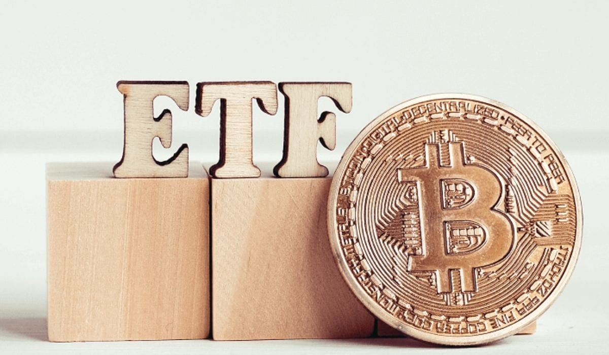 ETF запустят когда биткоин будет 60 тыс? Заглавный коллаж новости.