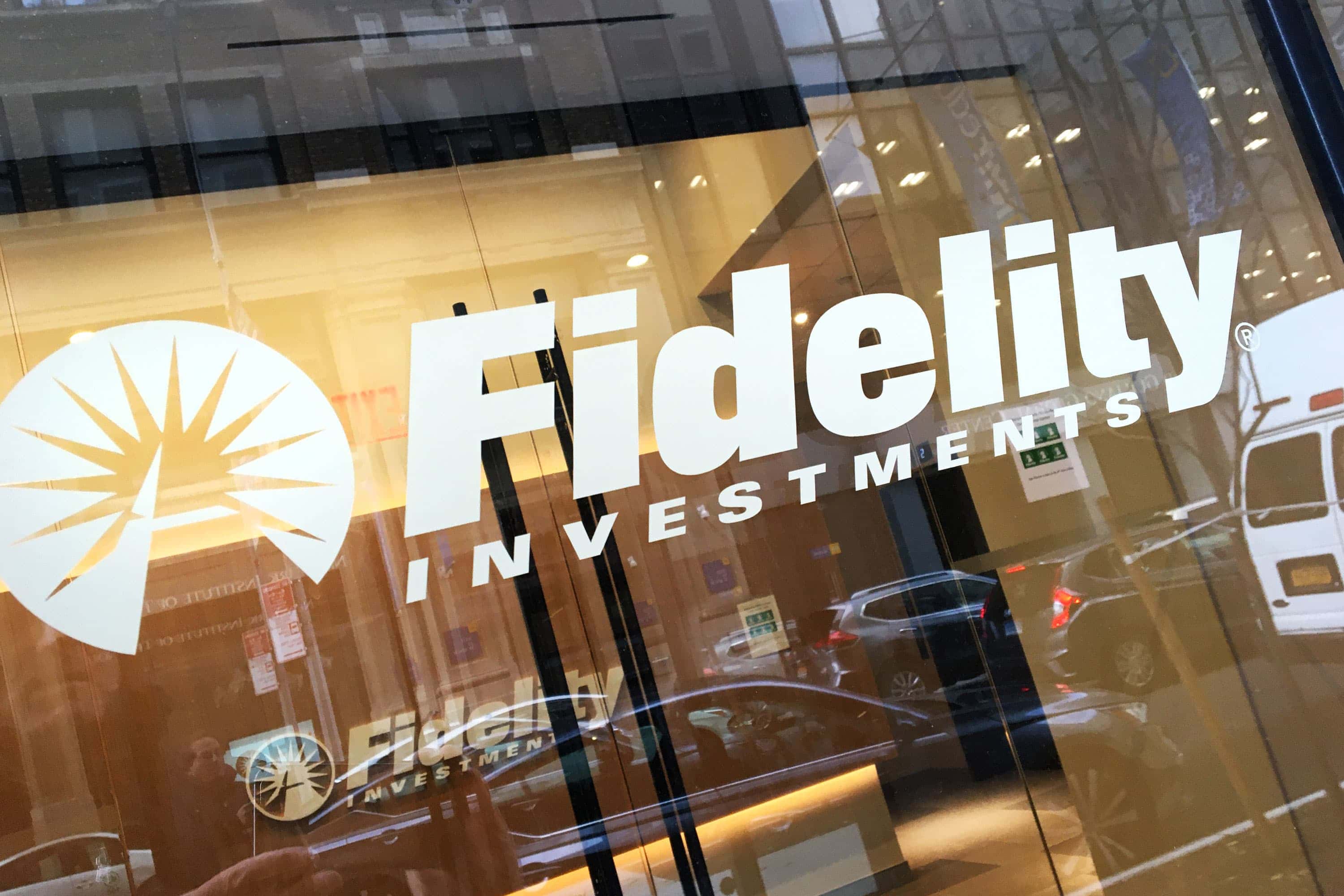 Биткоин по $400 тыс в 2021 году | Fidelity Investments подали заявку на биткоин-ETF. Заглавный коллаж новости.