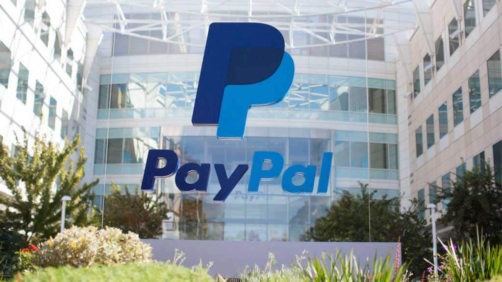 PayPal позволит клиентам выводить криптовалюту | В США Dogecoin популярнее Ethereum. Заглавный коллаж новости.