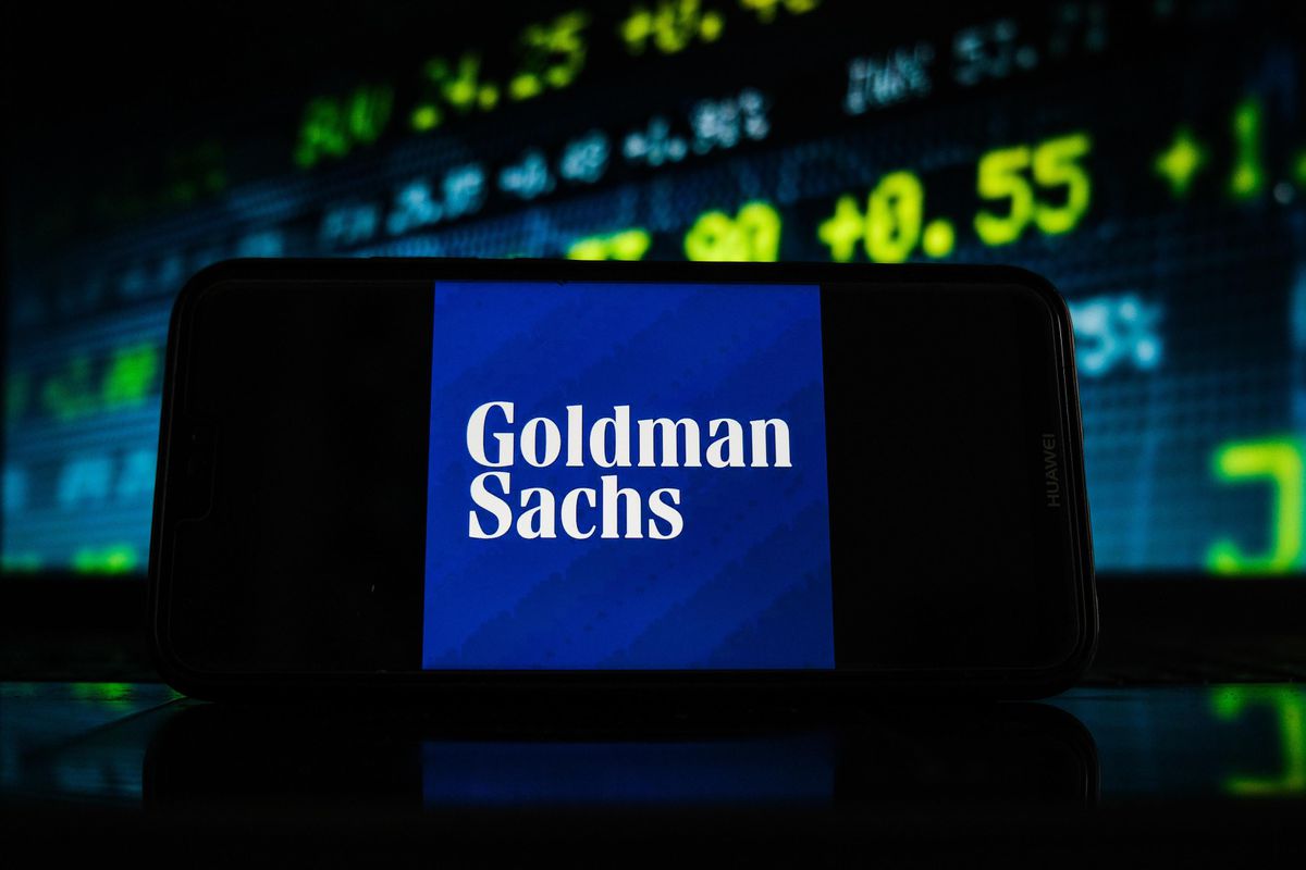 Goldman запускает деривативы на Ethereum |ЦБ России назвал биткоин «денежным суррогатом». Заглавный коллаж новости.