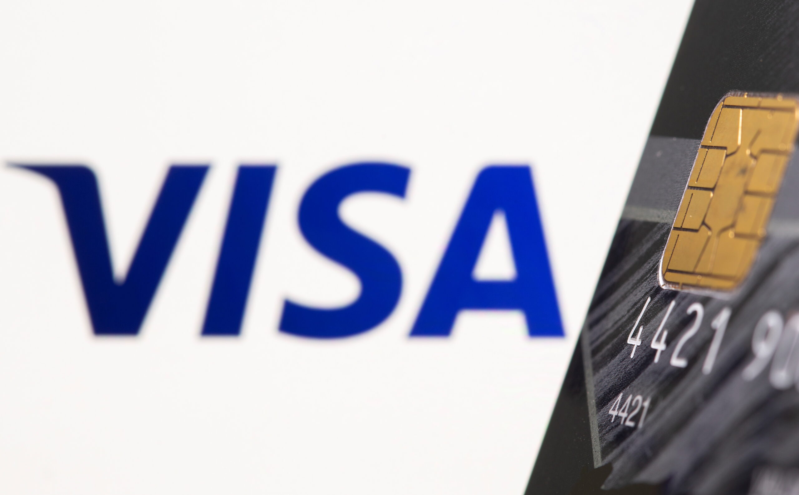 Visa поможет банкам внедрять криптовалюты и тестирует прямые биткоин-платежи. Заглавный коллаж новости.