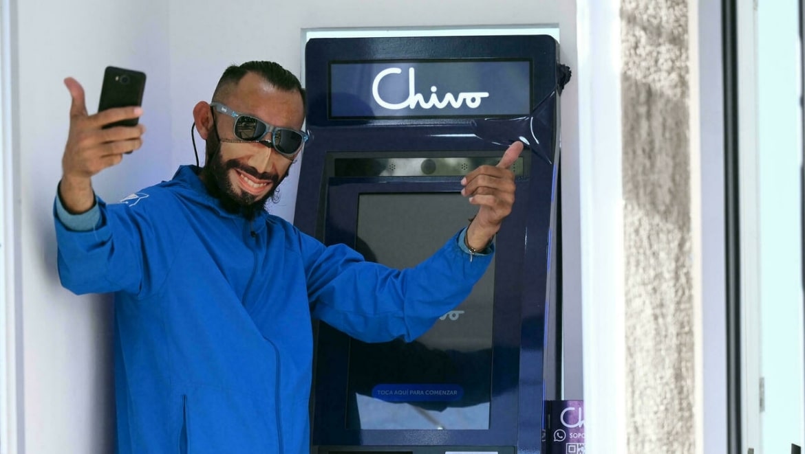 Сальвадорский биткоин-кошелек Chivo зафиксировал более 24 000 транзакций за сутки. Заглавный коллаж новости.