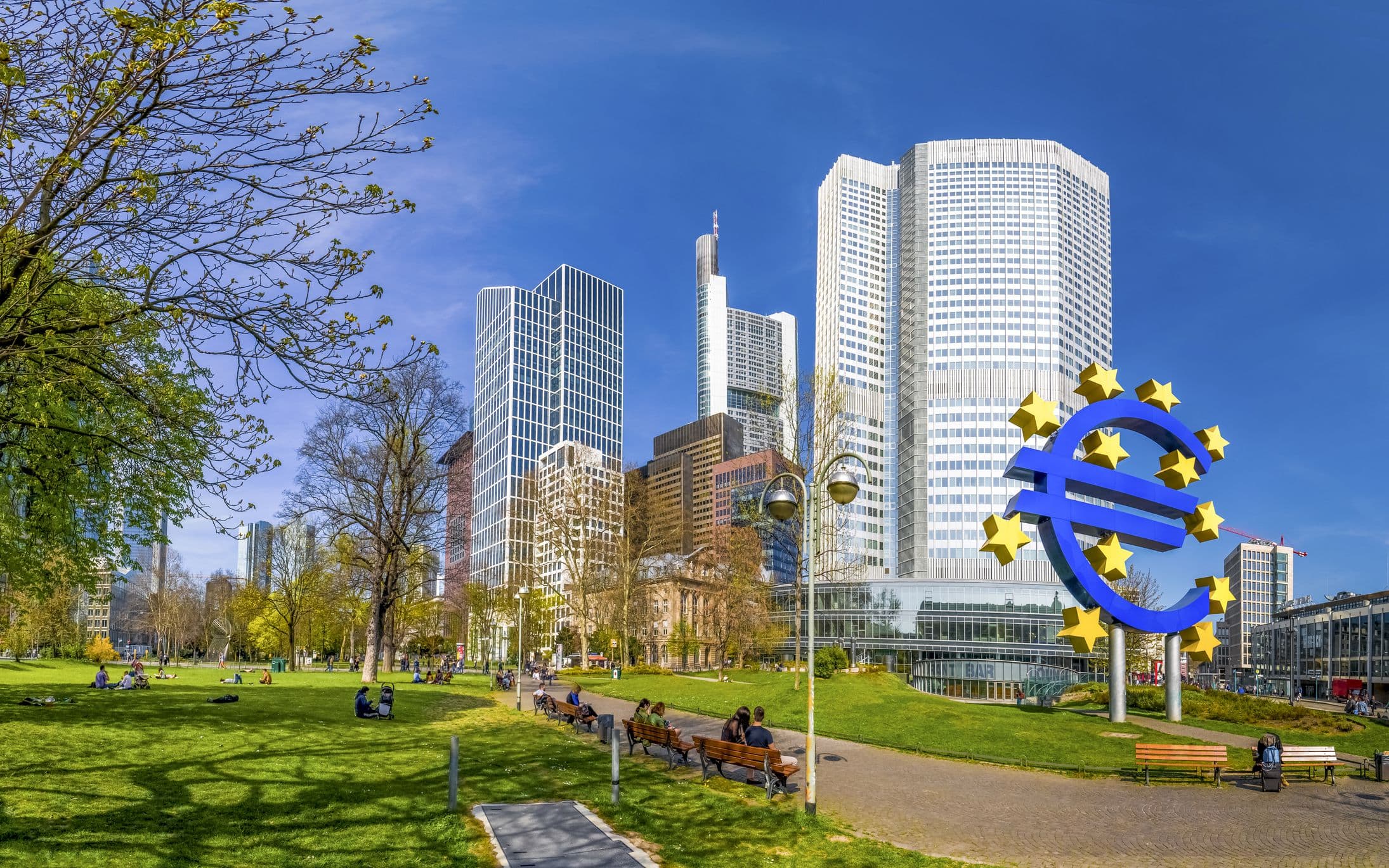 Центробанк ЕС начал консультации по созданию цифрового евро. Заглавный коллаж новости.