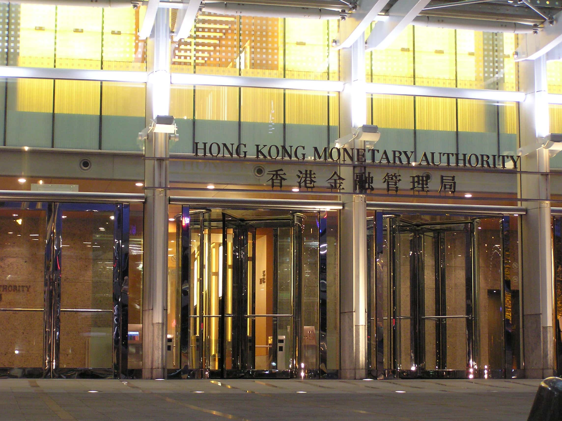 Гонконг изучает технические аспекты применения CBDC. Заглавный коллаж новости.