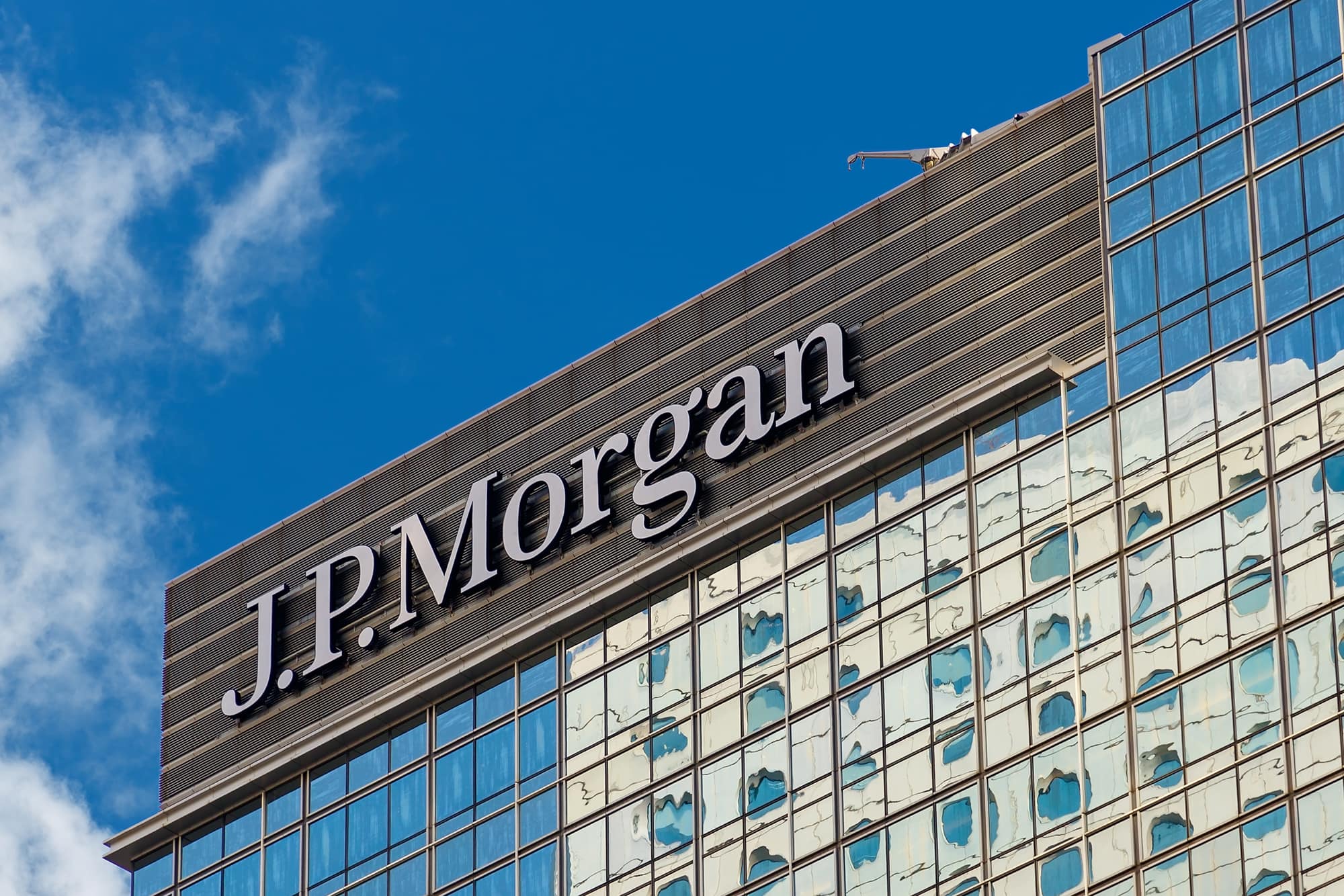 «Хватит пустой болтовни о недостатках биткоина, поставь свои деньги» – главе JP Morgan Джейми Даймону бросили вызов на $10 млн. Заглавный коллаж новости.