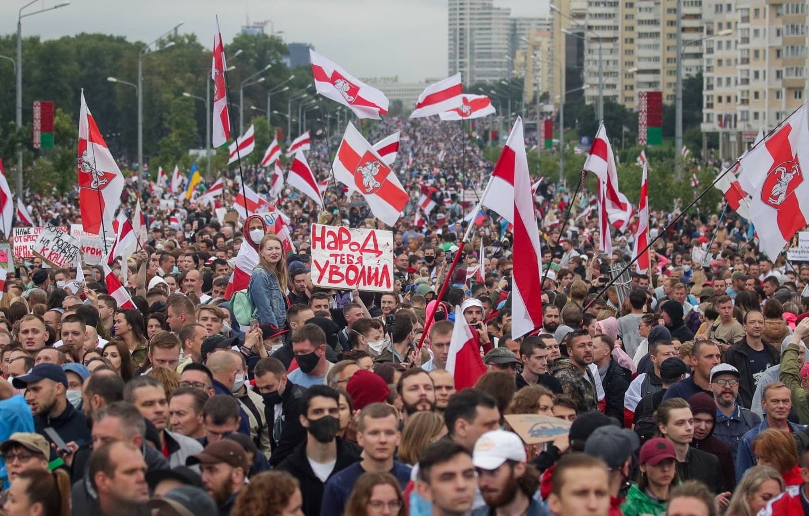 Официальные власти Беларуси заявили, что протесты в стране финансировались “через криптовалюты и обменники”. Заглавный коллаж новости.