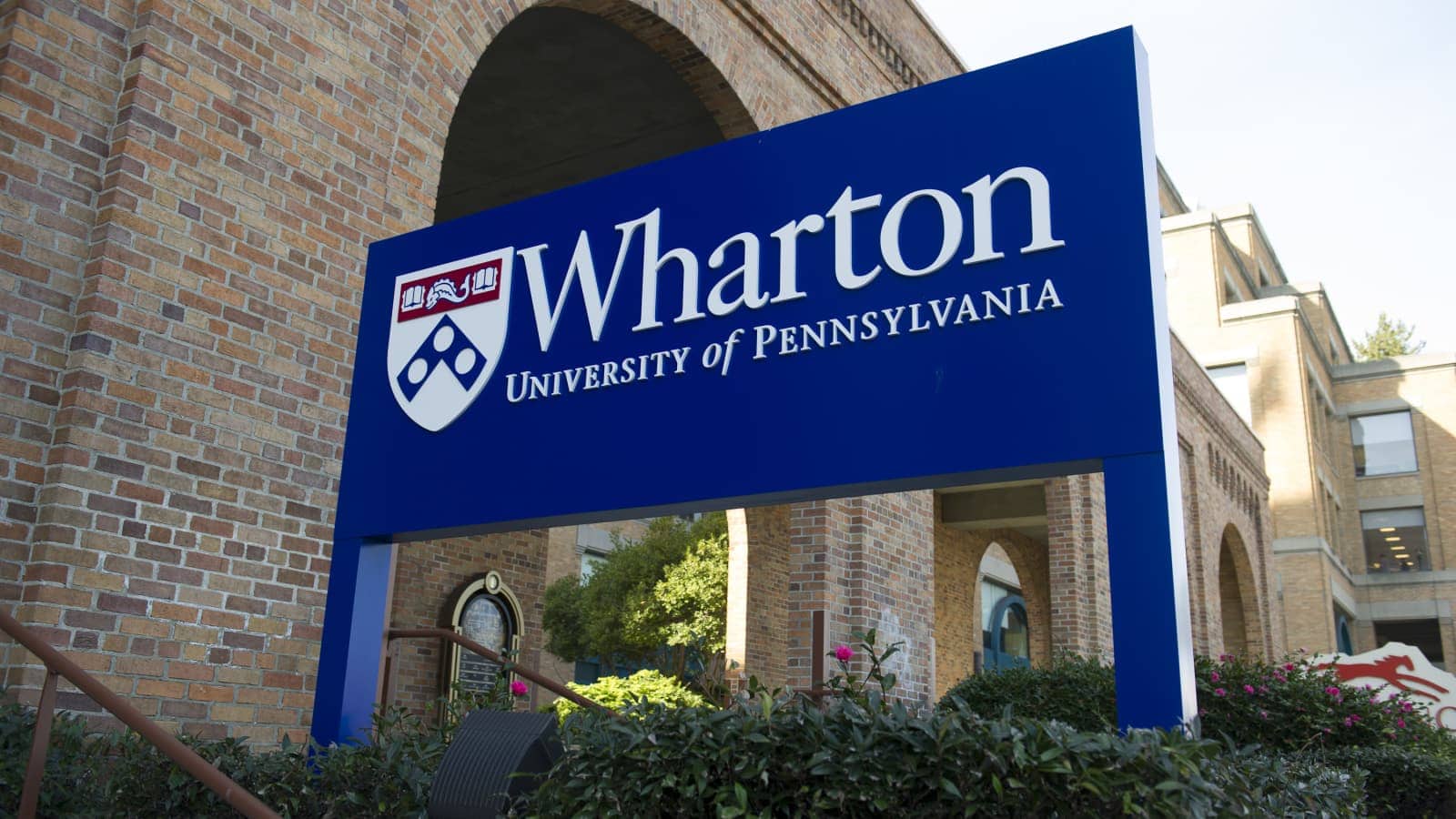 Школа Wharton при Пенсильванском университете начала принимать оплату за обучение в биткоине. Заглавный коллаж новости.