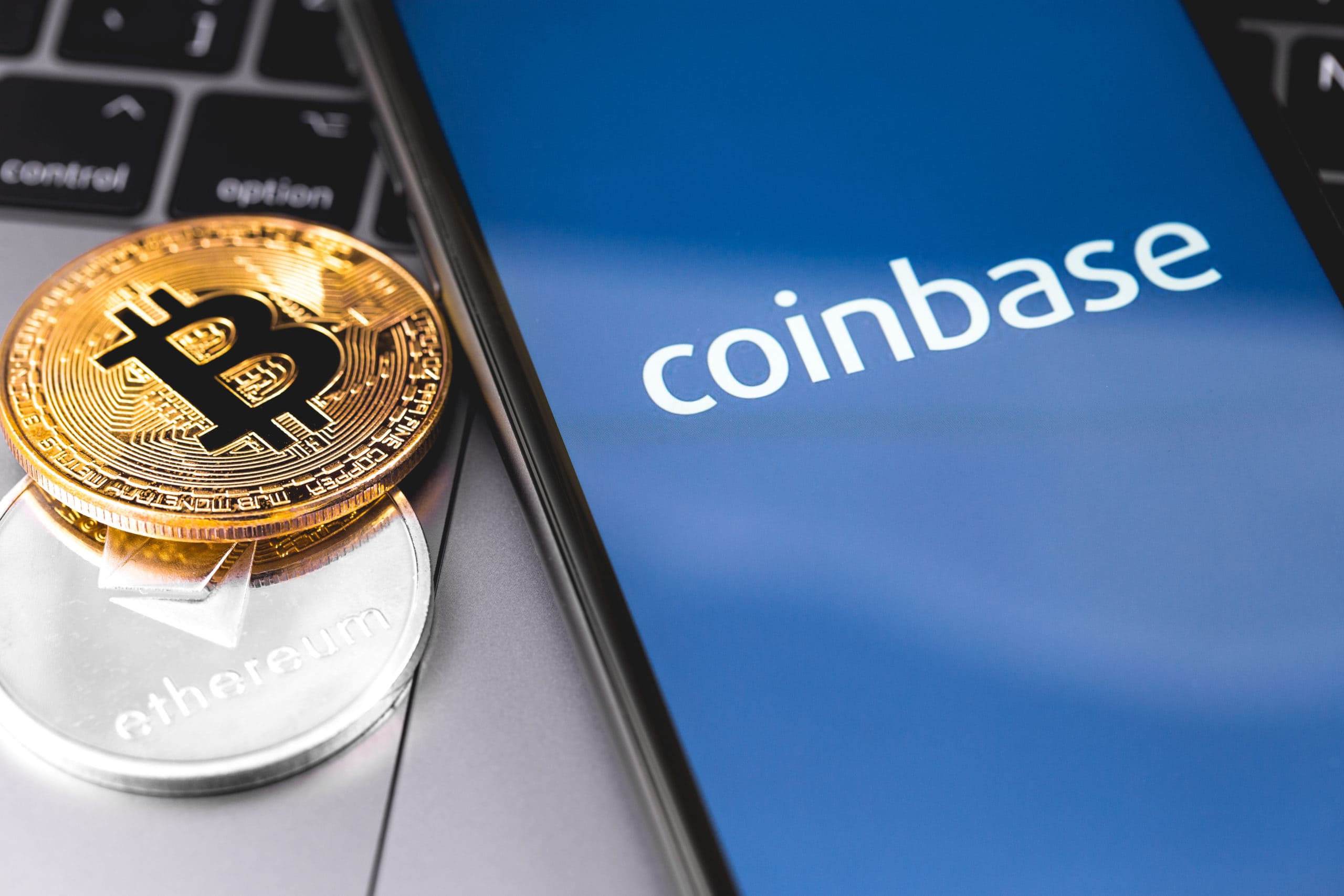Coinbase планирует ввести нулевую комиссию за операции криптообмена. Заглавный коллаж новости.
