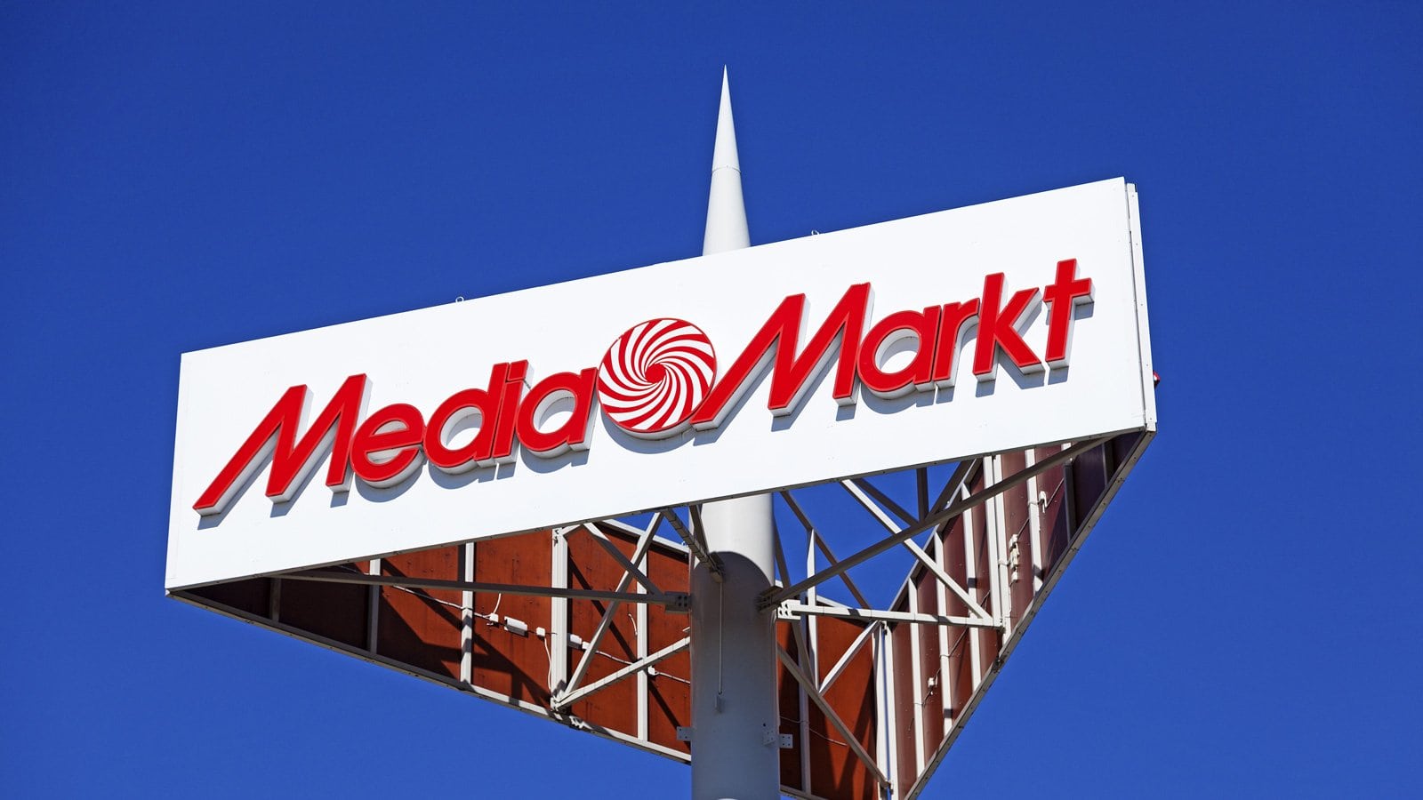 Cеть магазинов MediaMarkt подверглись атаке. Вымогатели требуют $50 млн в биткоинах. Заглавный коллаж новости.