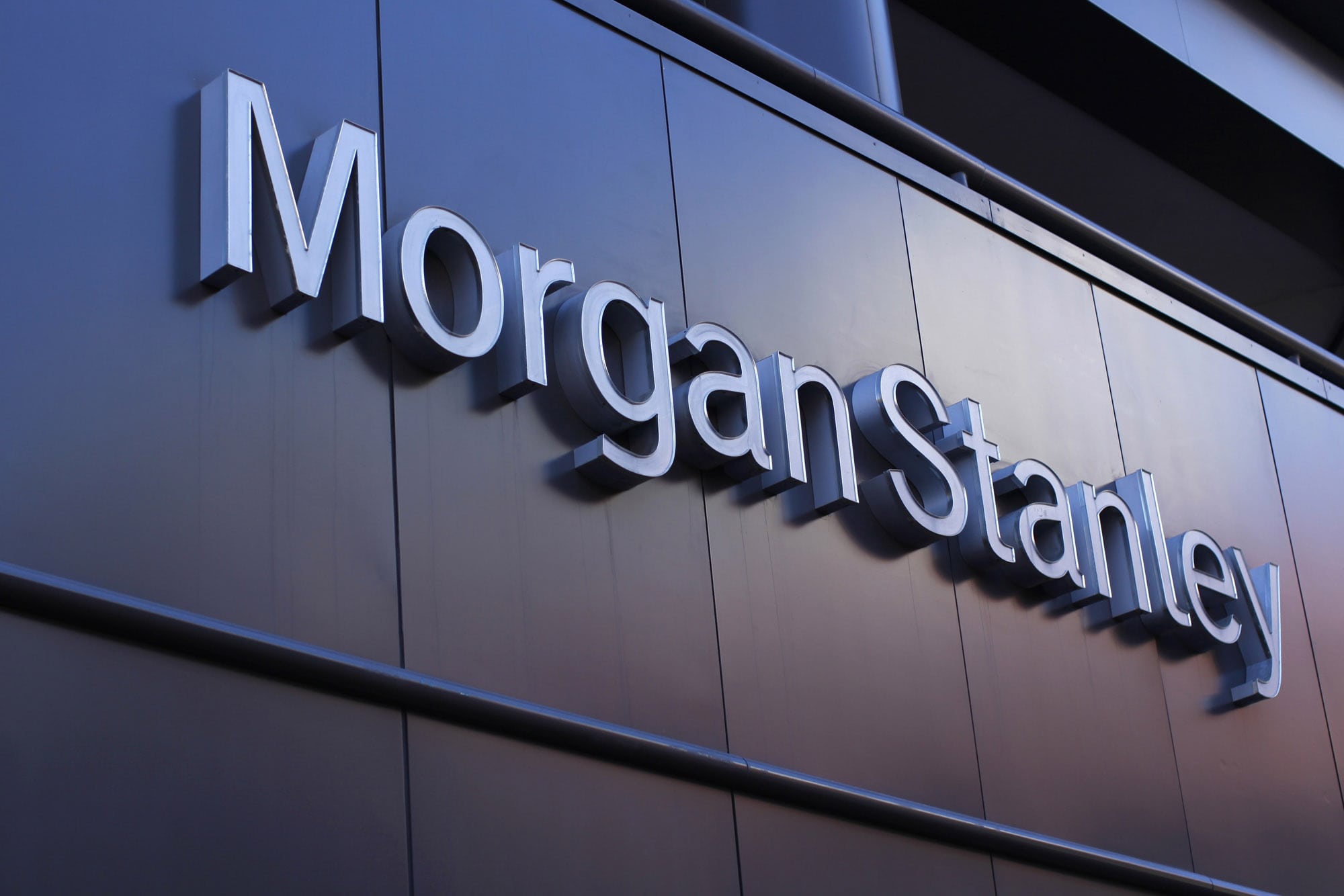 Аналитики Morgan Stanley спрогнозировали запуск банками депозитов в стейблкоинах. Заглавный коллаж статьи.