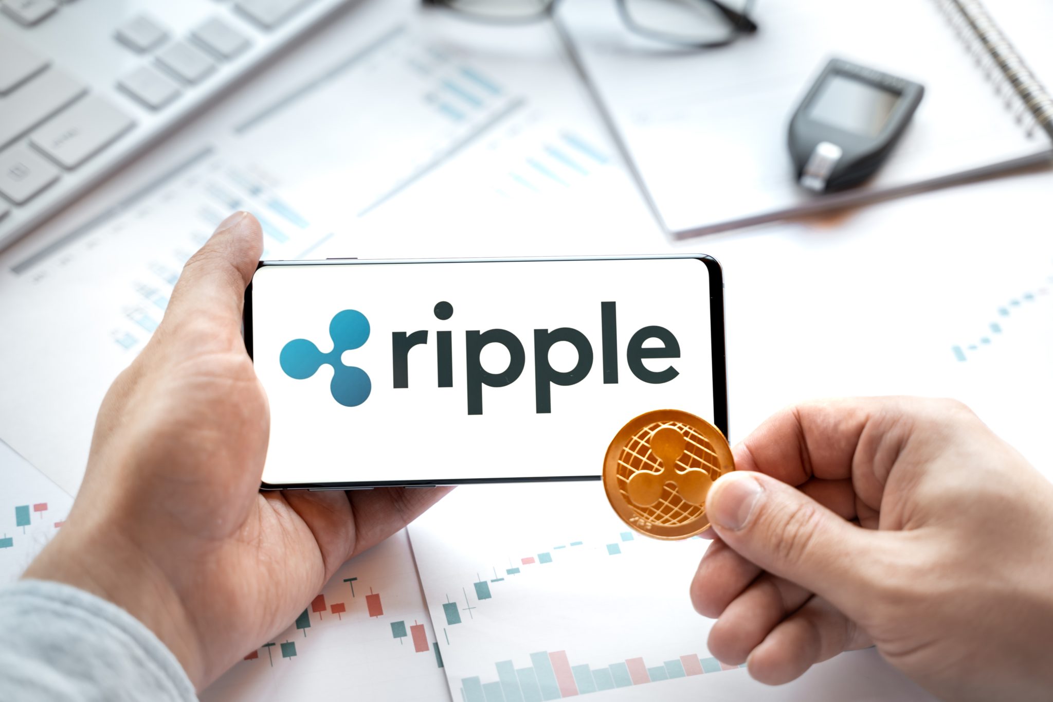 Ripple запускает новый продукт Liquidity Hub для покупки и продажи криптовалют. Заглавный коллаж новости.