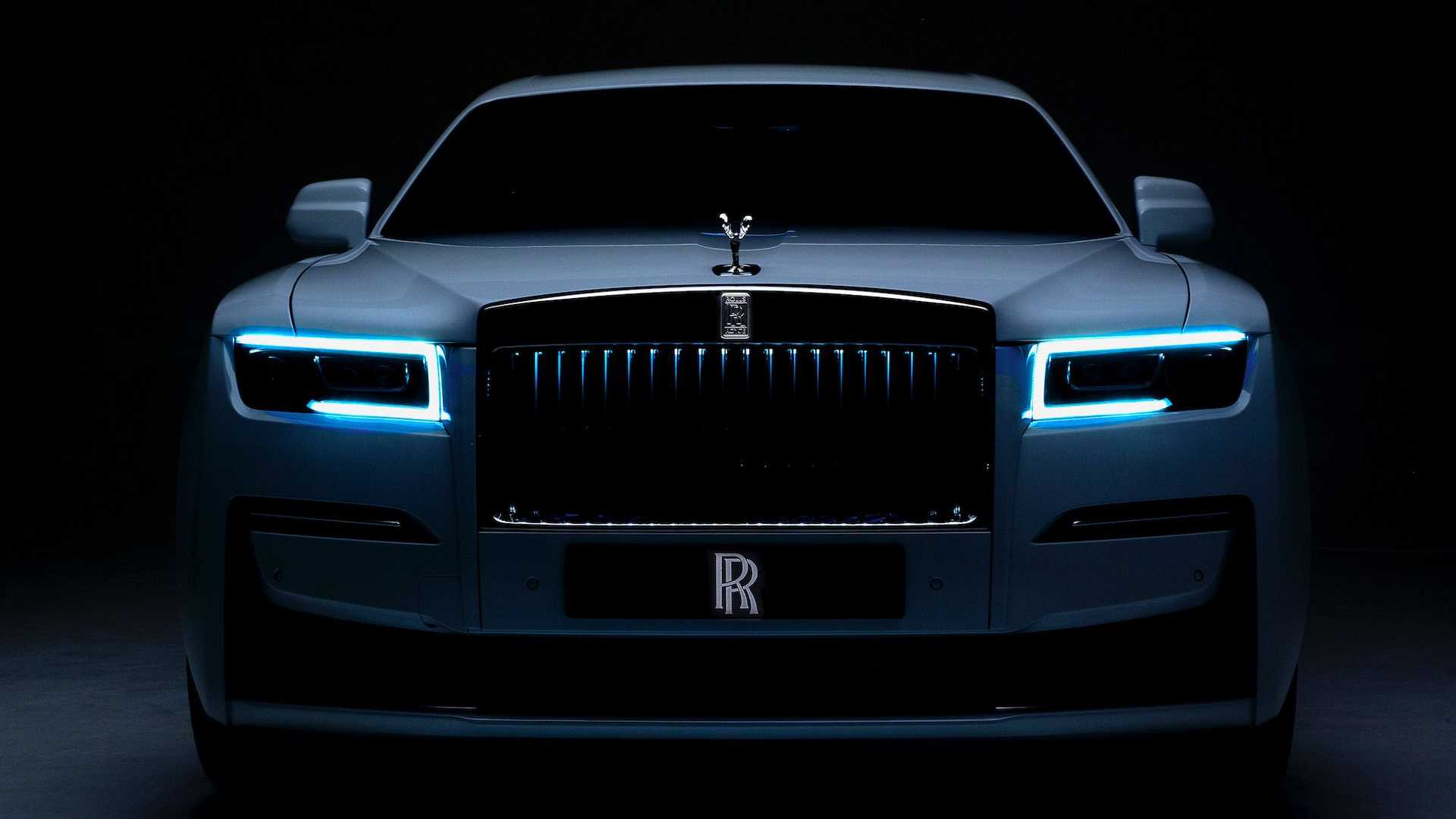 Американский автодилер впервые продал Rolls Royce Ghost за биткоины. Заглавный коллаж новости.
