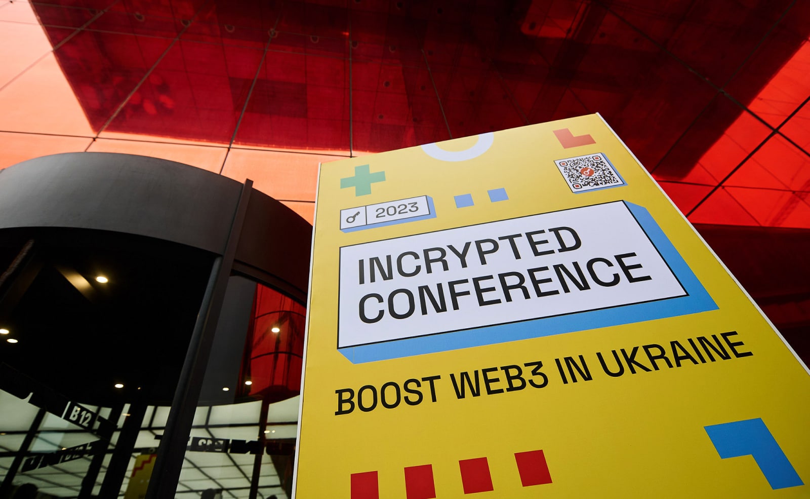 Incrypted Conference 2023 собрала в Киеве больше 1000 криптоэнтузиастов, включая представителей власти и стартапов. Заглавный коллаж новости.